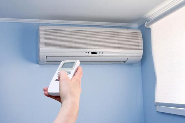 Có nên đóng cửa khi đang bật điều hòa không